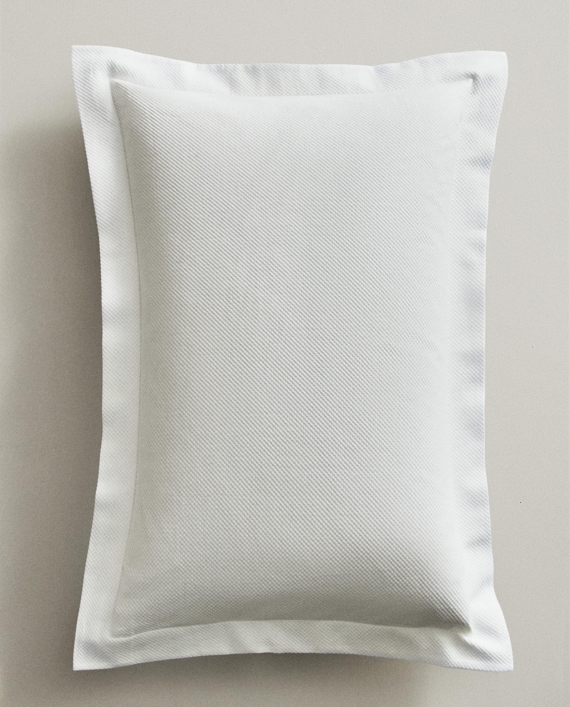 غلاف وسادة من قطن بيكيه غلاف وسادة من قطن بيكيه