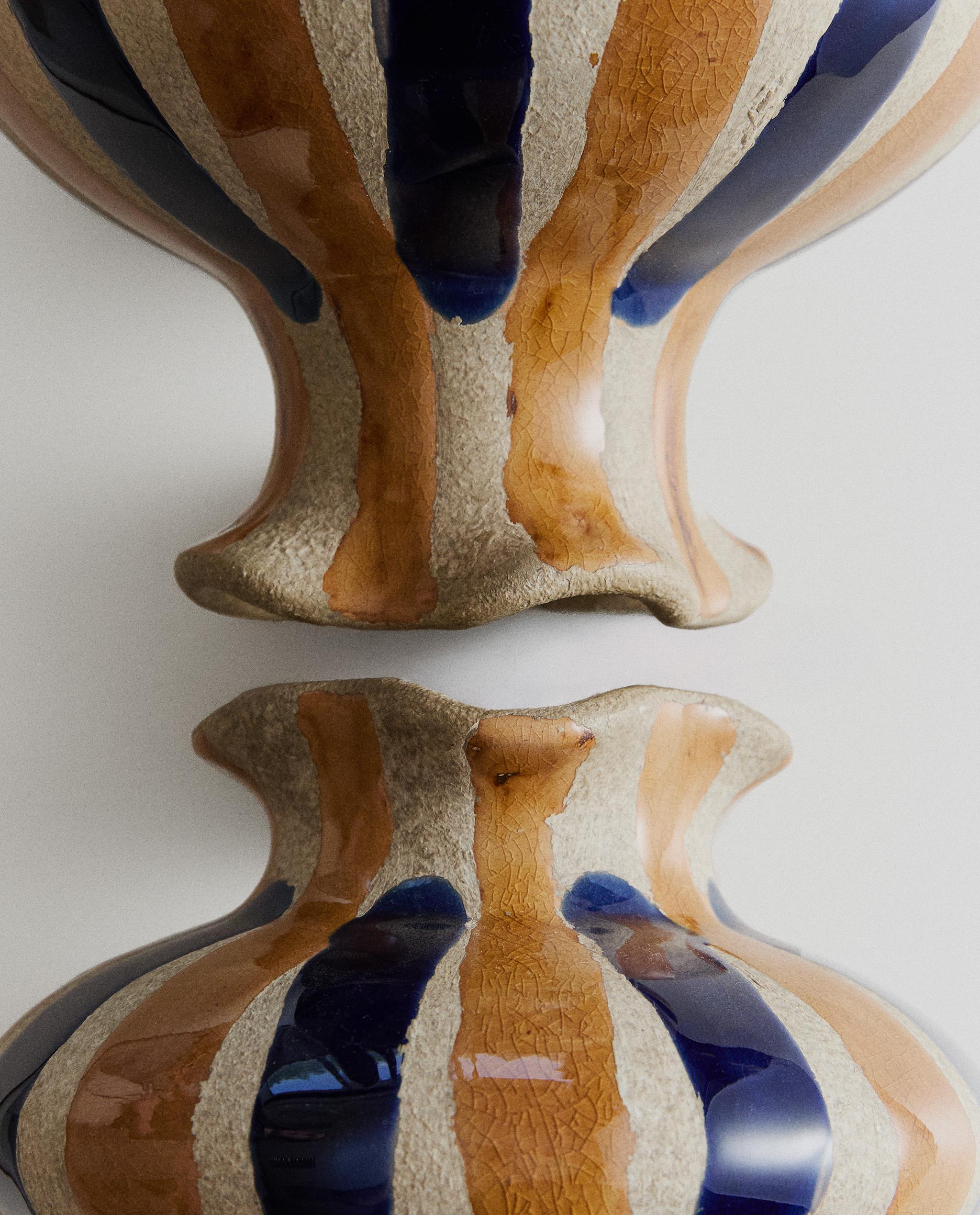 DECORATIVE ROUND CERAMIC VASE