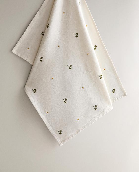 TORCHON BRODÉ TRÈFLE