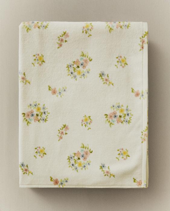 מגבת רחצה עם הדפס פרחוני קורדרוי