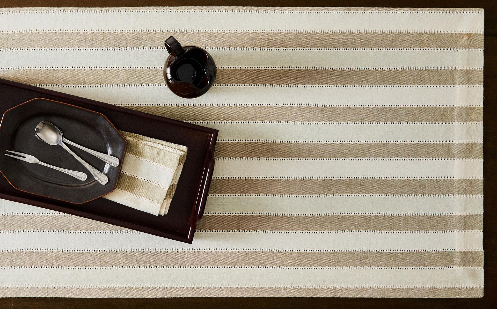 מפת שולחן ראנר עם פסים ועיטור תחרה