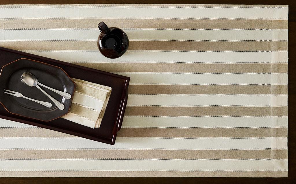 TISCHLÄUFER MIT STREIFEN UND EINSÄTZEN TISCHLÄUFER MIT STREIFEN UND EINSÄTZEN