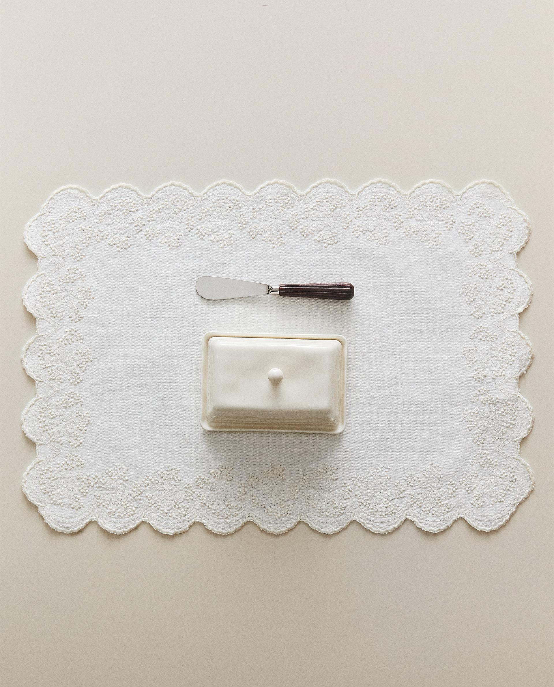 EMBROIDERED BLONDE LACE PLACEMAT EMBROIDERED BLONDE LACE PLACEMAT