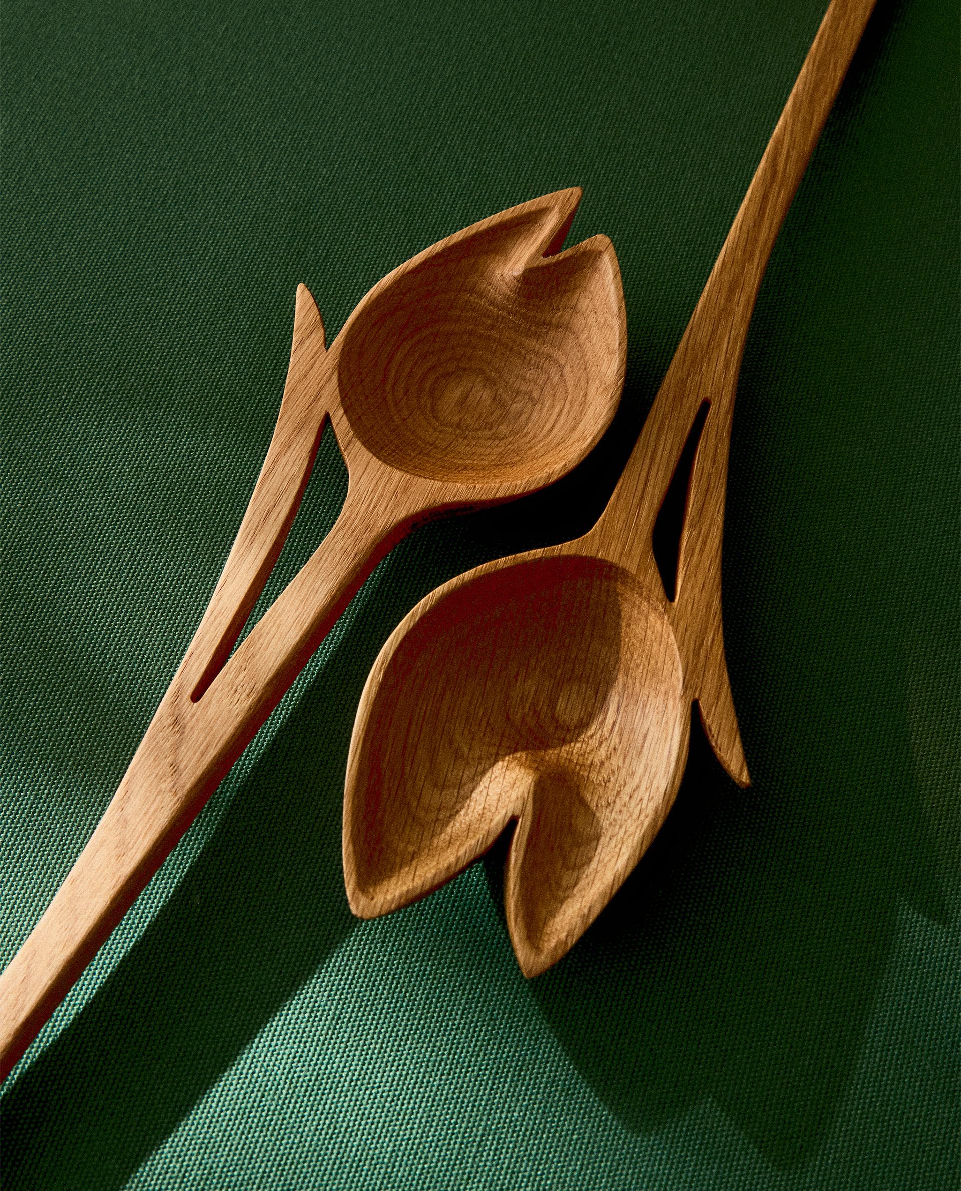 SET OF WOODEN TULIP-SHAPED SALAD CUTLERY (SET OF 2)