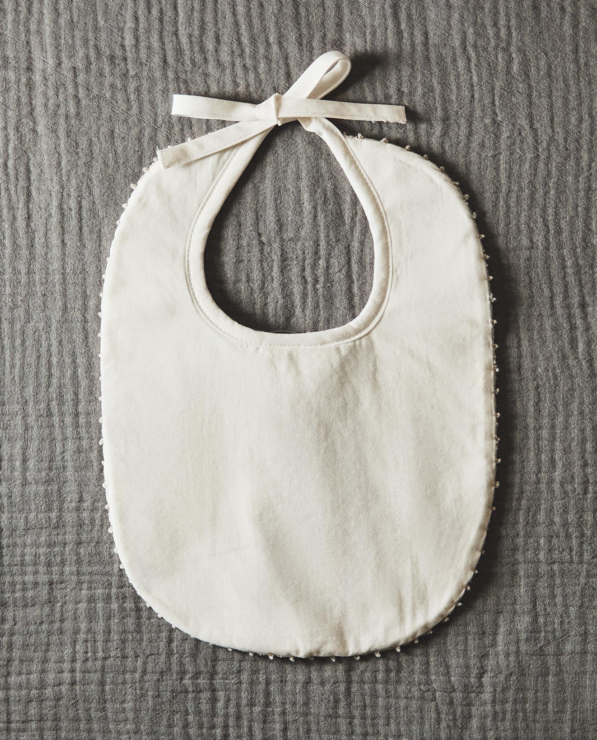 CHILDREN'S BIB WITH TRIM DETAIL