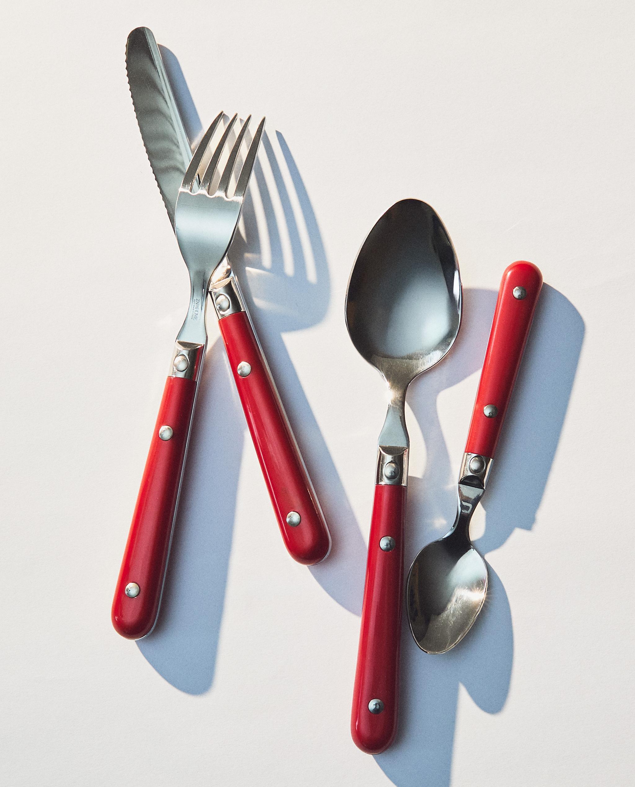 CUTLERY SET WITH RED HANDLE (SET OF 4) product thumbnail 10