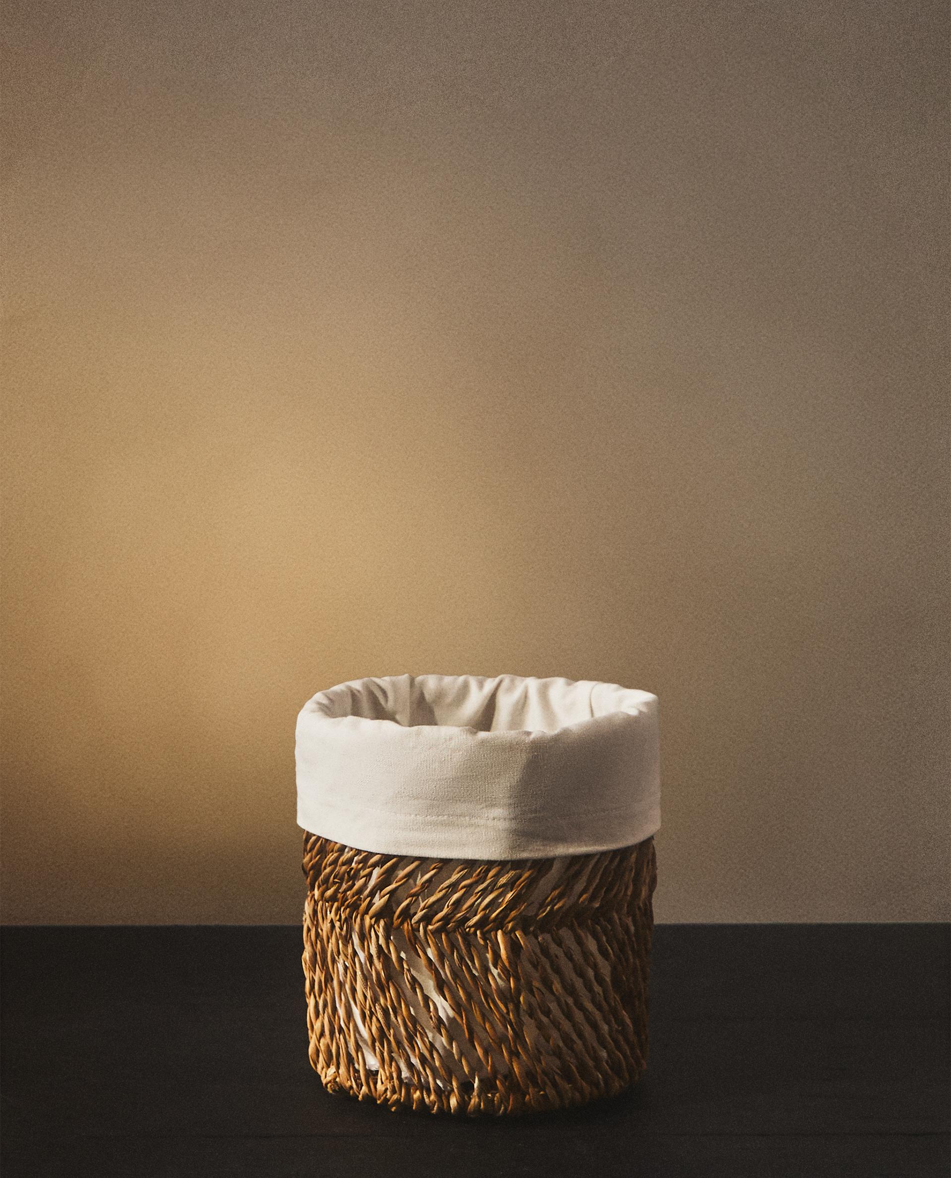 ROUND HAMPER WITH LINEN LINING