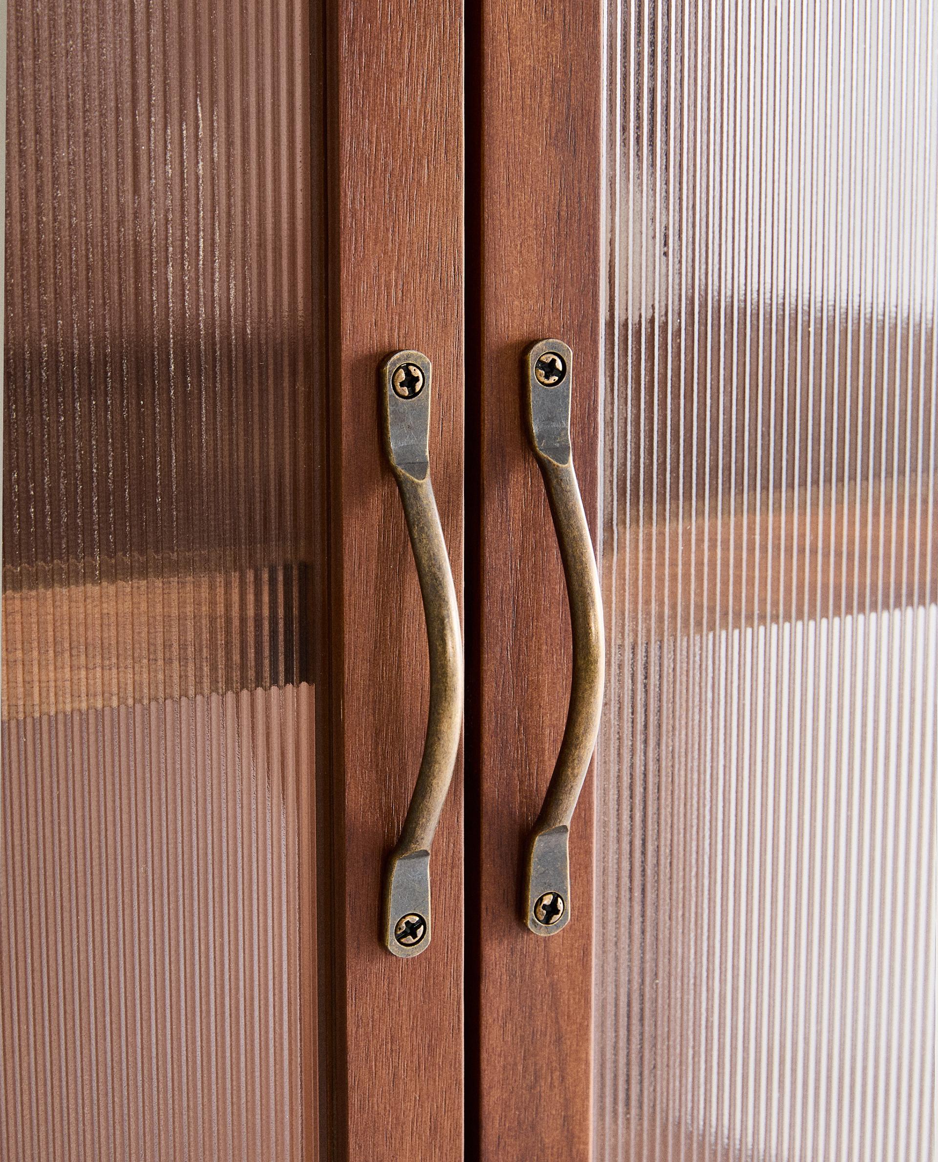 SIDEBOARD AUS AKAZIENHOLZ MIT GLASTÜREN