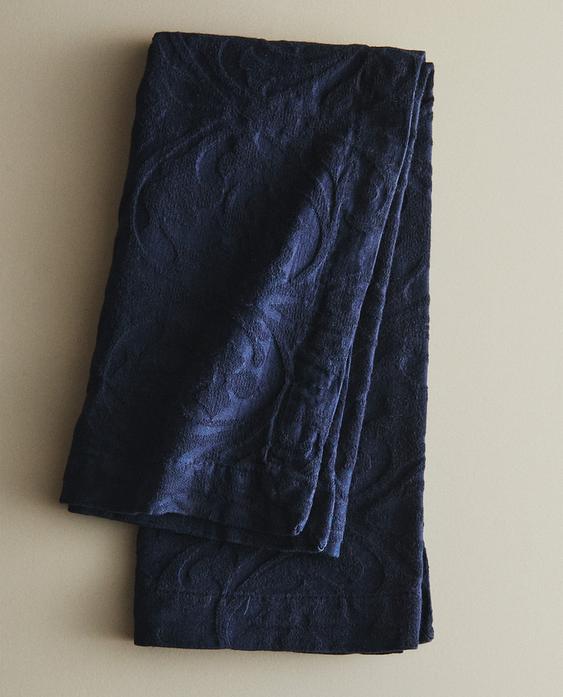 PAKKE MED BLOMSTREDE JACQUARDVÆVEDE SERVIETTER (PAKKE MED 2) PAKKE MED BLOMSTREDE JACQUARDVÆVEDE SERVIETTER (PAKKE MED 2)