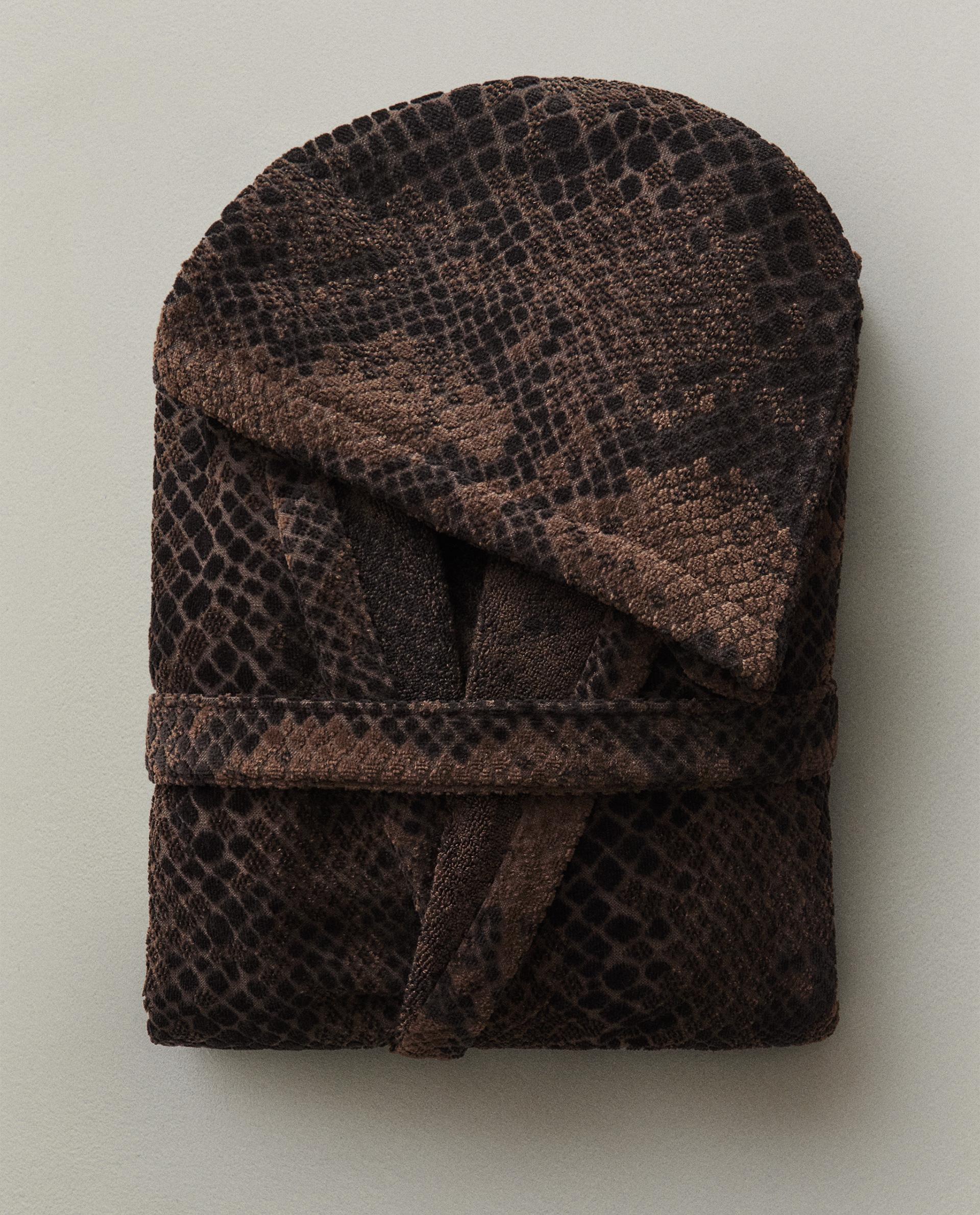 HAYVAN DESENLİ VELUR BORNOZ HAYVAN DESENLİ VELUR BORNOZ