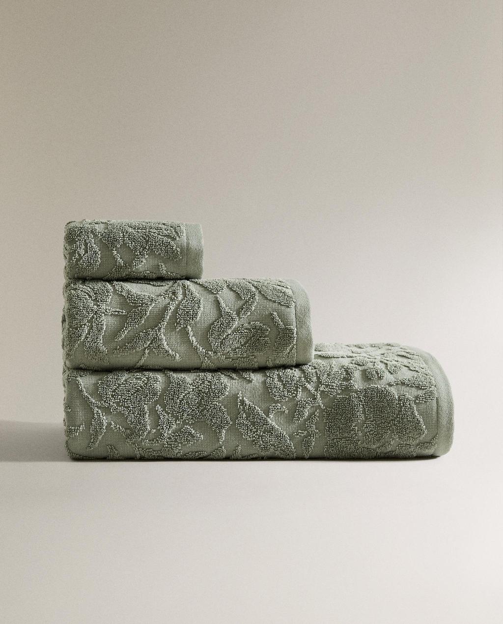 BADETUCH MIT JACQUARD-BLUMEN