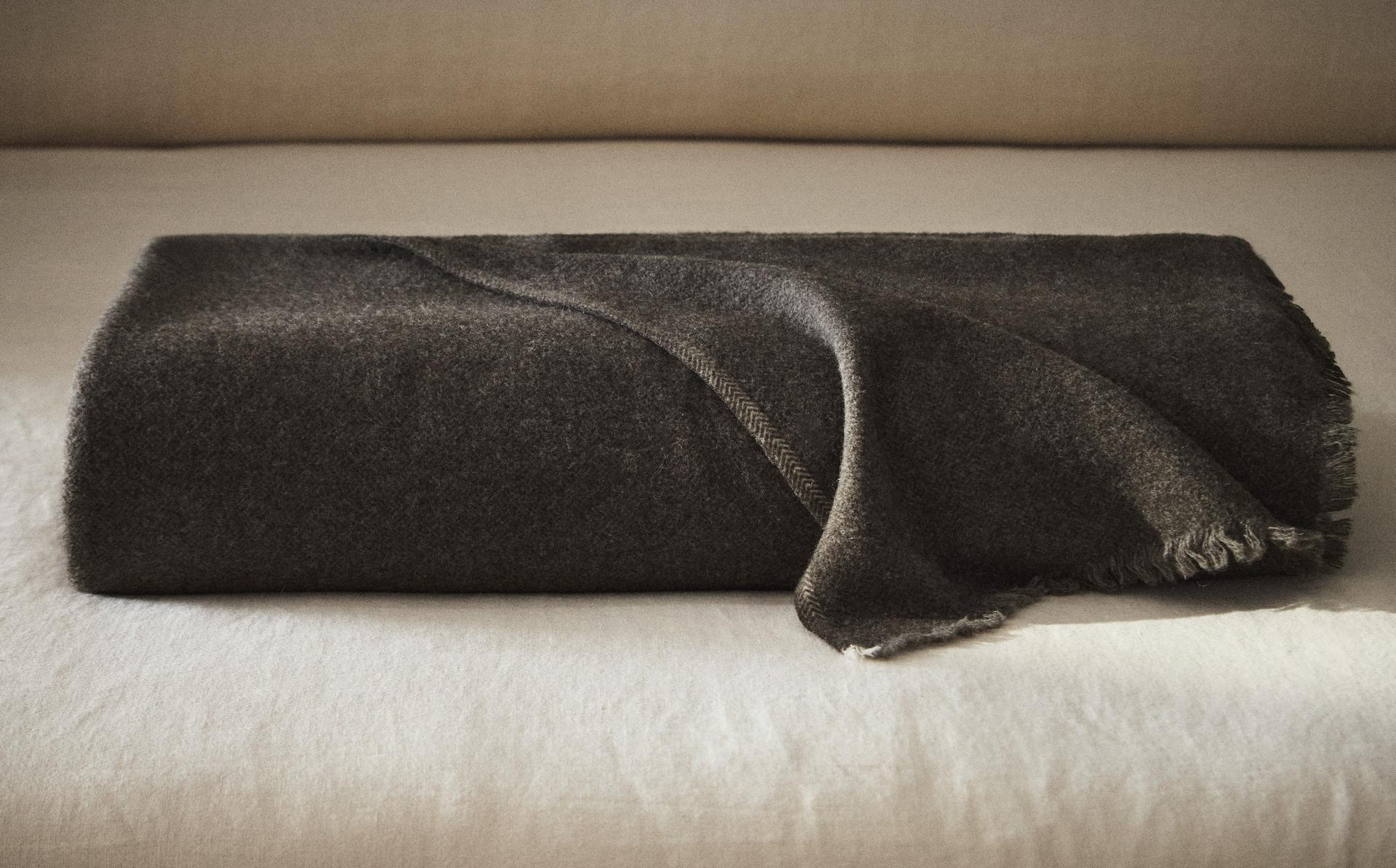 TAGESDECKE AUS SCHURWOLLE MIT FISCHGRÄTMUSTER TAGESDECKE AUS SCHURWOLLE MIT FISCHGRÄTMUSTER