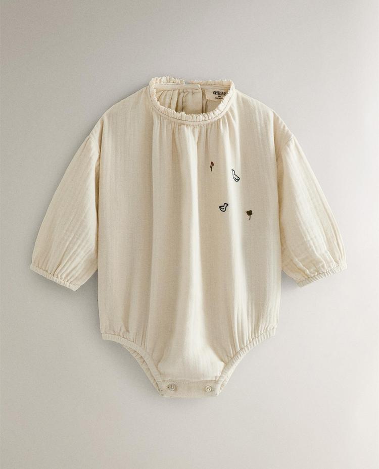 BABY-STRAMPLER AUS BAUMWOLL-MULLTUCH BABY-STRAMPLER AUS BAUMWOLL-MULLTUCH