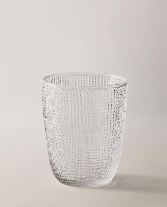 كوب زجاج بتصميم بارز