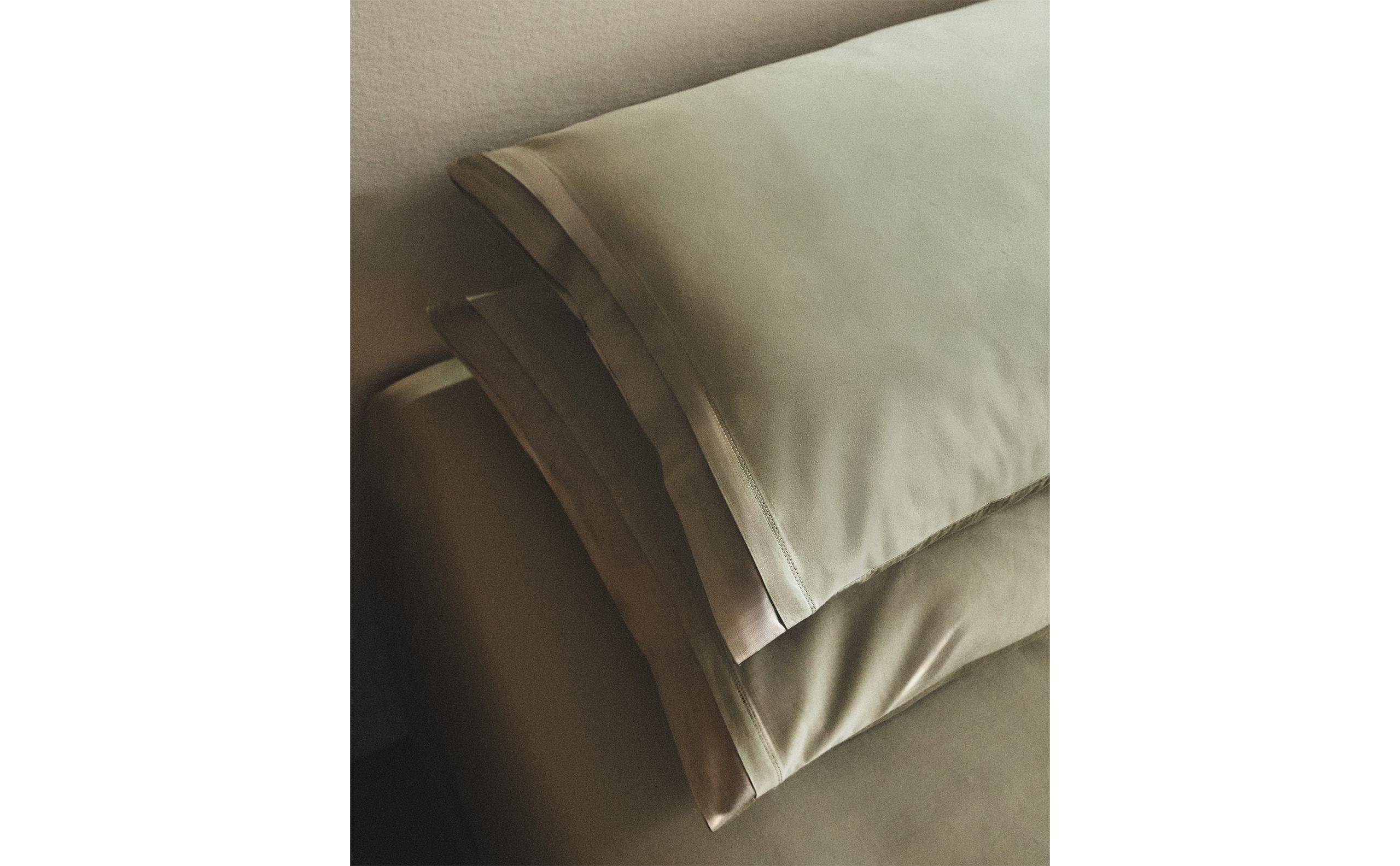 SATEEN PILLOWCASE WITH SILK BORDER (300 THREAD COUNT) product thumbnail 9