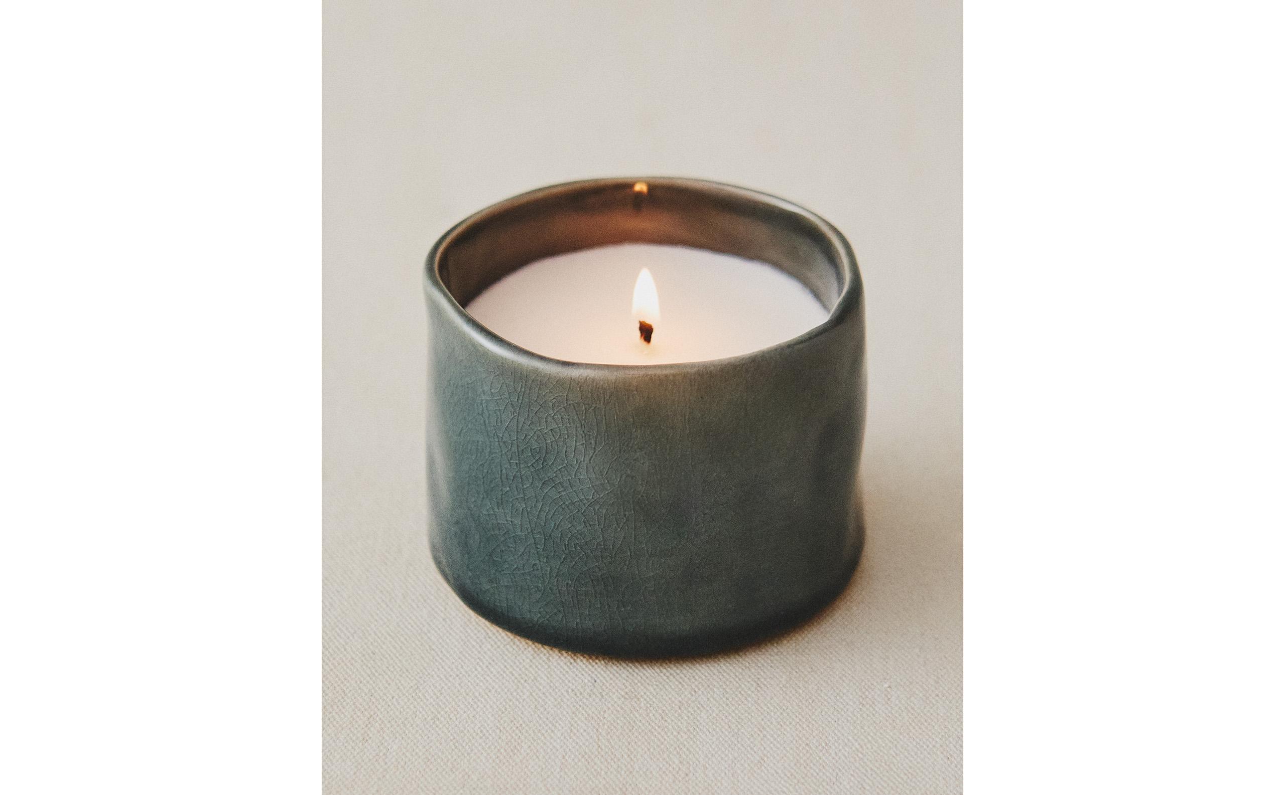 (150 G) VIBRANT ROSE SCENTED CANDLE product thumbnail 3