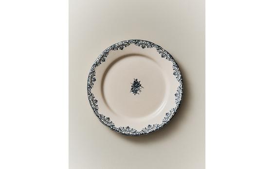 طبق للتحلية بتصميم متموضع