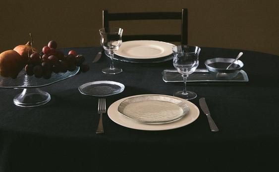 GLASS DINNER SET WITH RAISED RIM