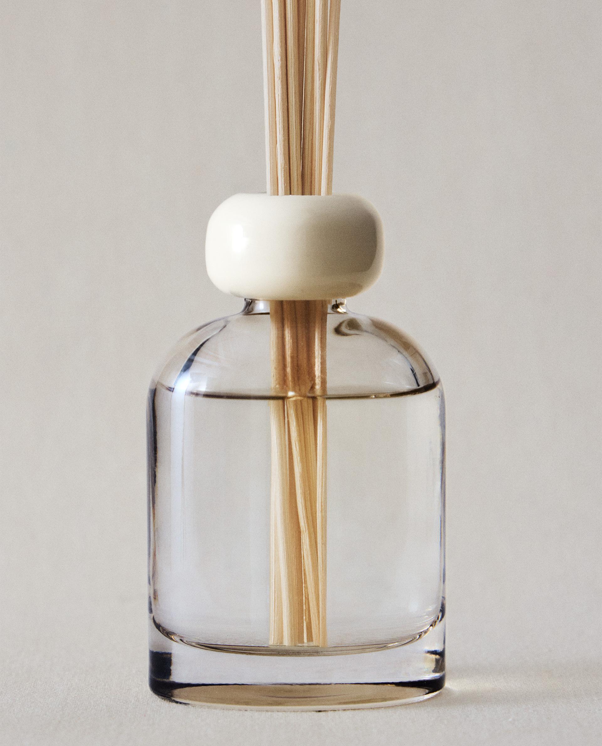 (4.06 oz) FLEUR DE VÉTIVER SCENTED REED DIFFUSER (4.06 oz) FLEUR DE VÉTIVER SCENTED REED DIFFUSER
