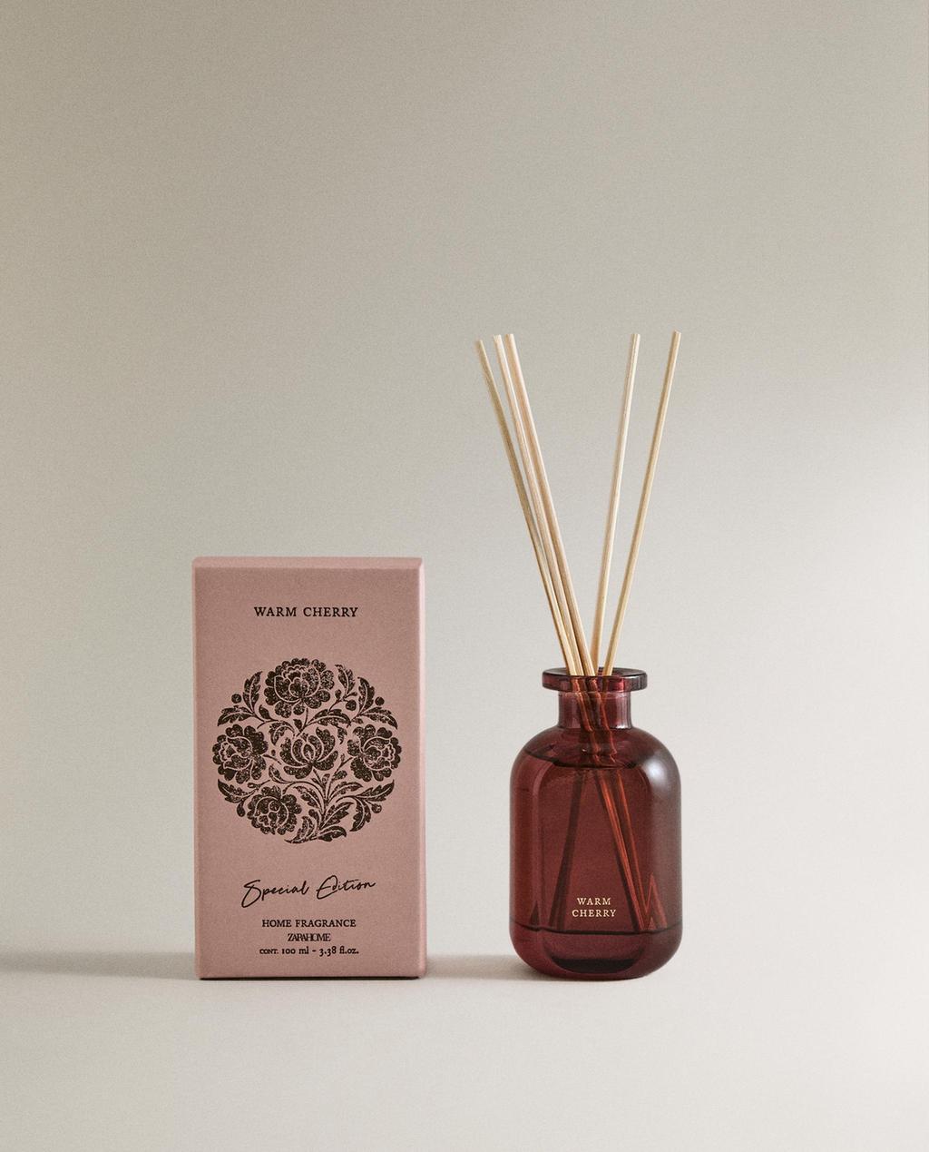 (100 ML) NAMŲ KVAPAI SU LAZDELĖMIS „WARM CHERRY“ (100 ML) NAMŲ KVAPAI SU LAZDELĖMIS „WARM CHERRY“