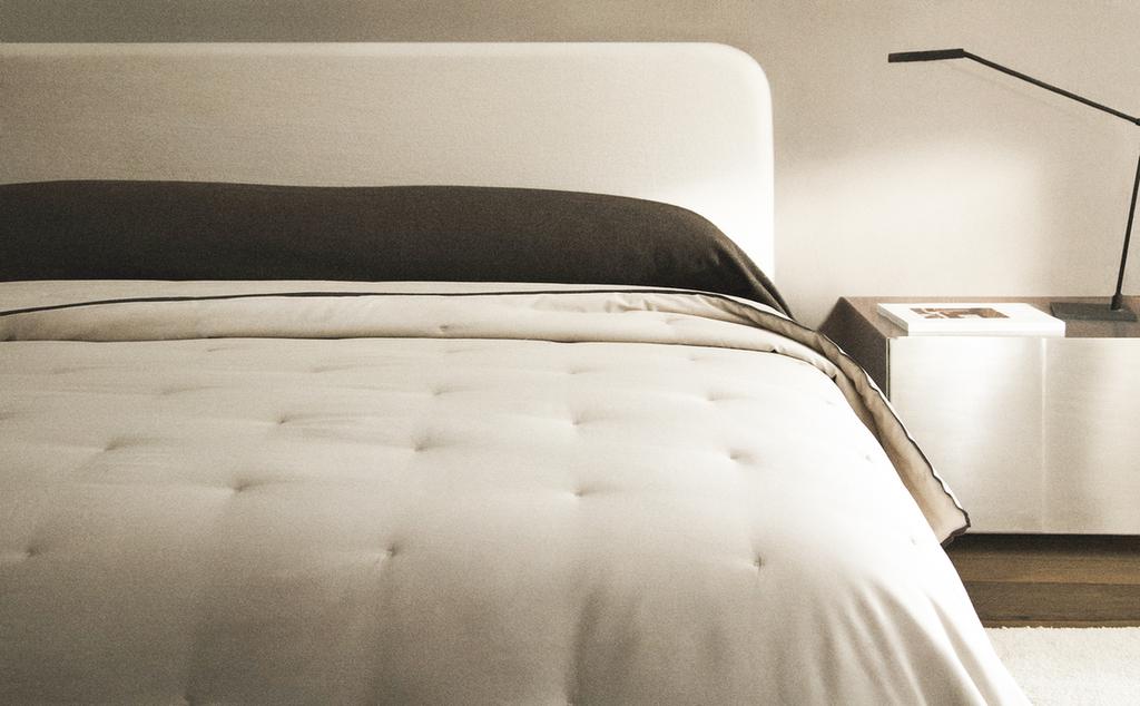 SATIN-LEINEN-TAGESDECKE MIT PUNKTEN