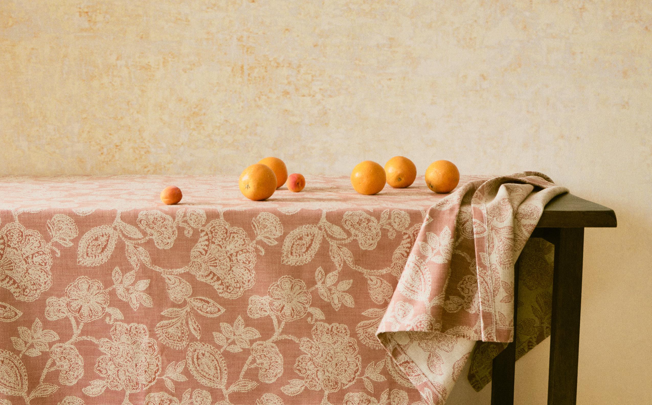 FLORAL COTTON AND LINEN JACQUARD TABLECLOTH