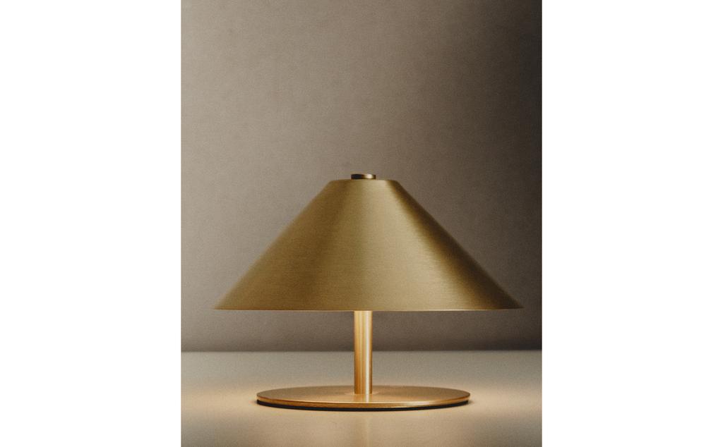 CORDLESS IRON TABLE LAMP CORDLESS IRON TABLE LAMP