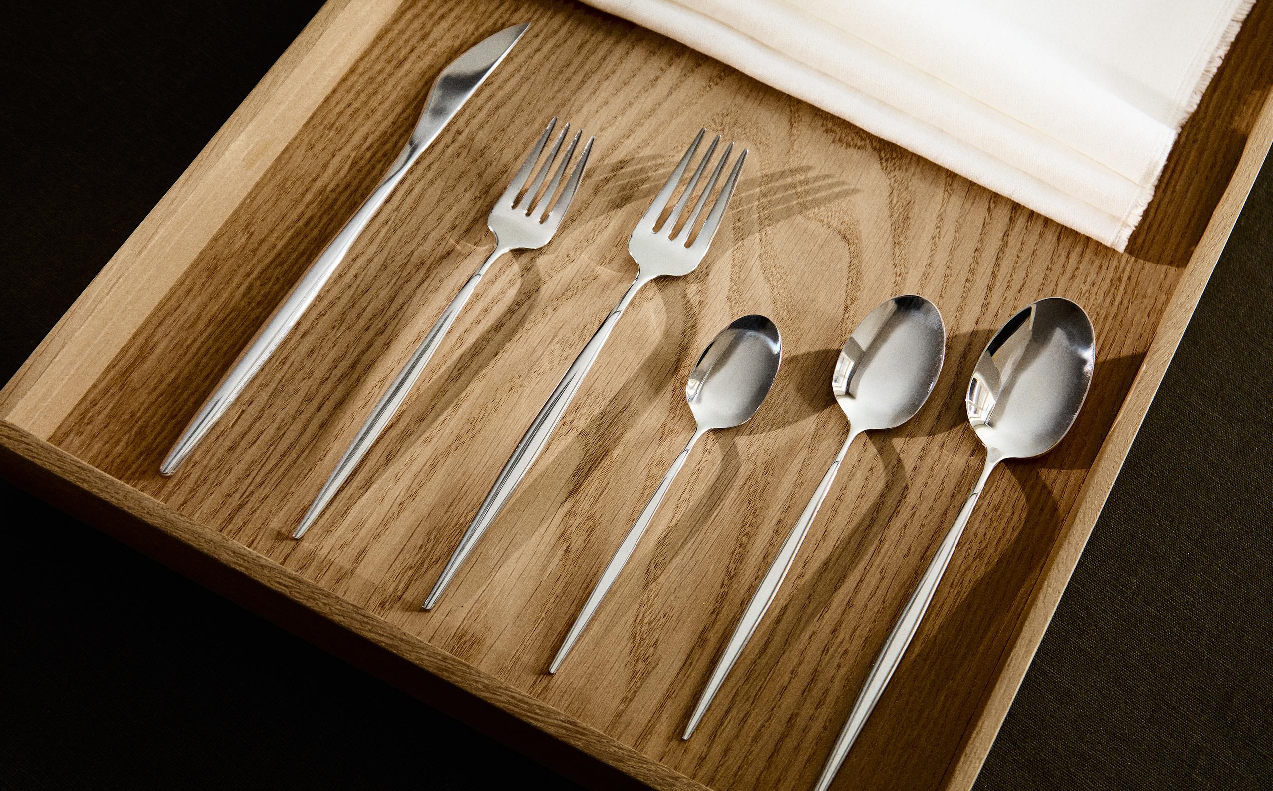 CUTLERY SET WITH THIN HANDLE