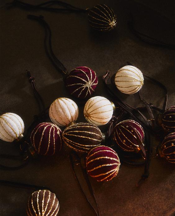 Paket 20 božičnih okraskov v obliki krogle, v granatni in beli barvi, s svetlečimi detajli in trakovi za obešanje.