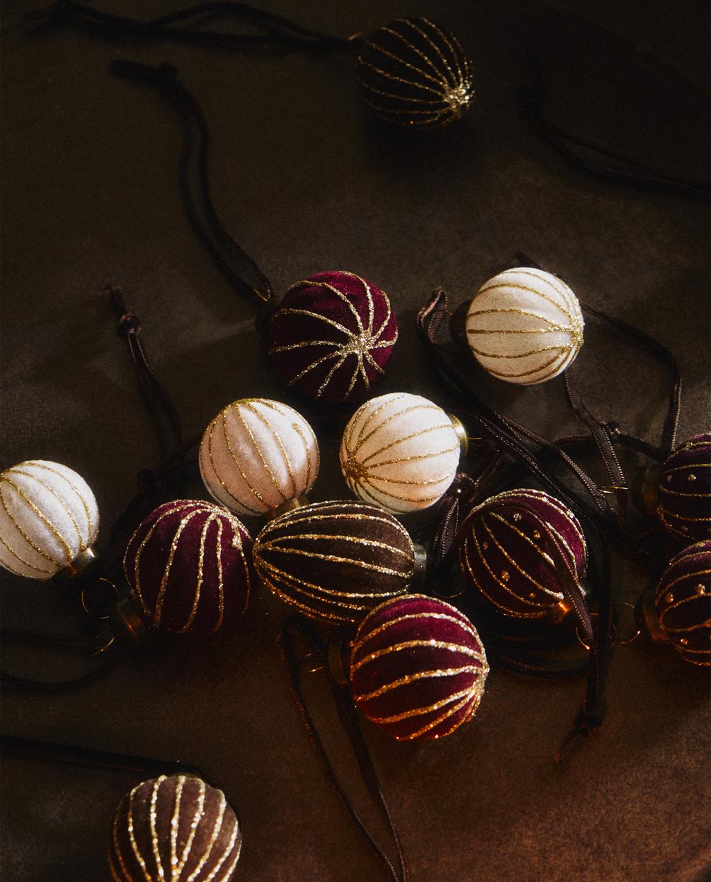 Paket 20 božičnih okraskov v obliki krogle, v granatni in beli barvi, s svetlečimi detajli in trakovi za obešanje.