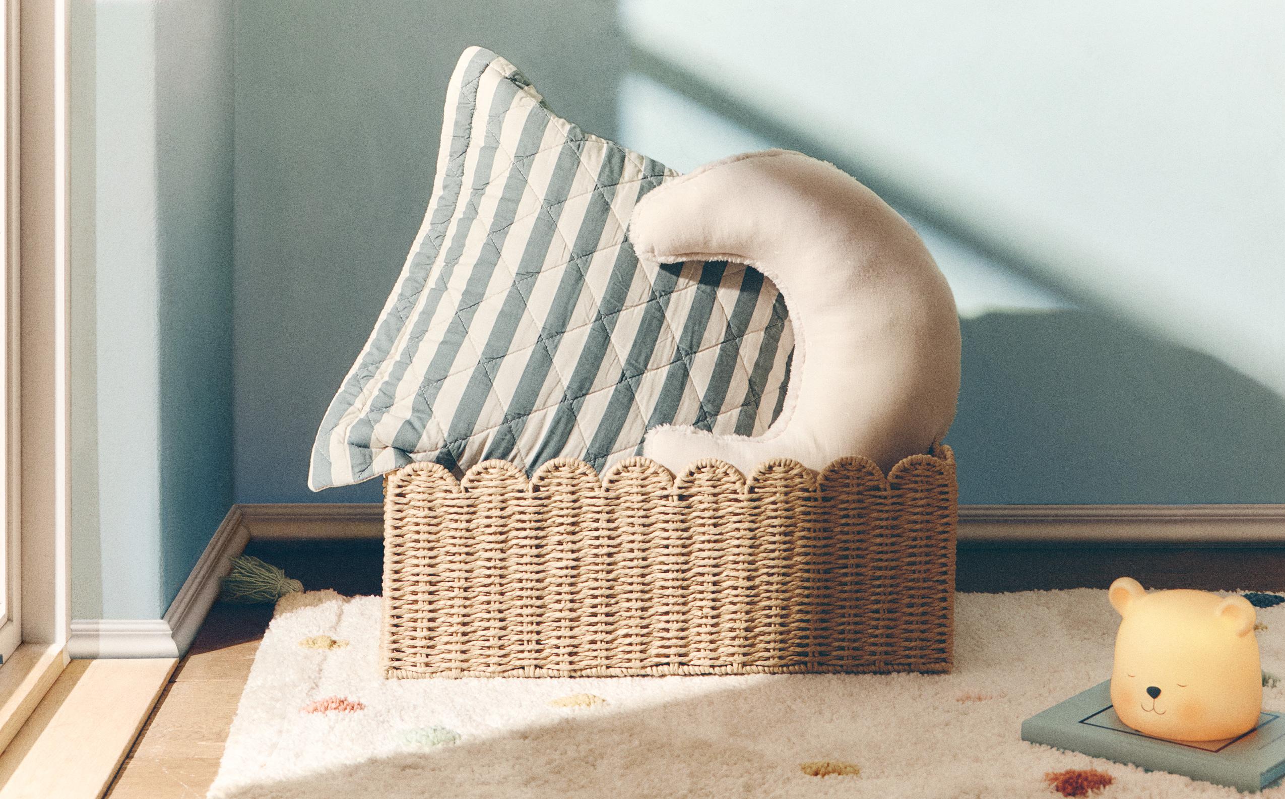 CHILDREN'S CUSHIONS AND BASKET