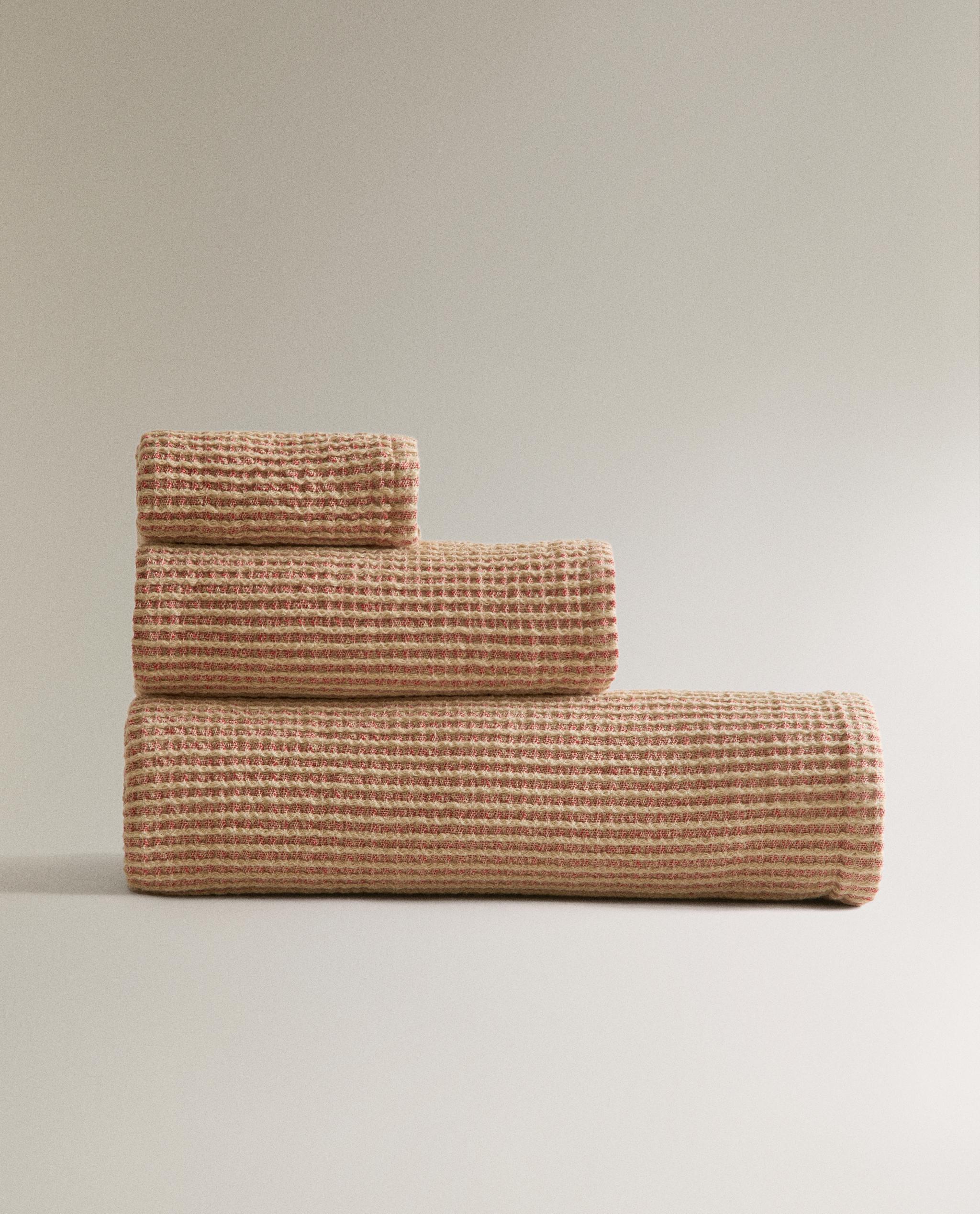 COLOURED WAFFLE-KNIT BATH TOWEL product thumbnail 3