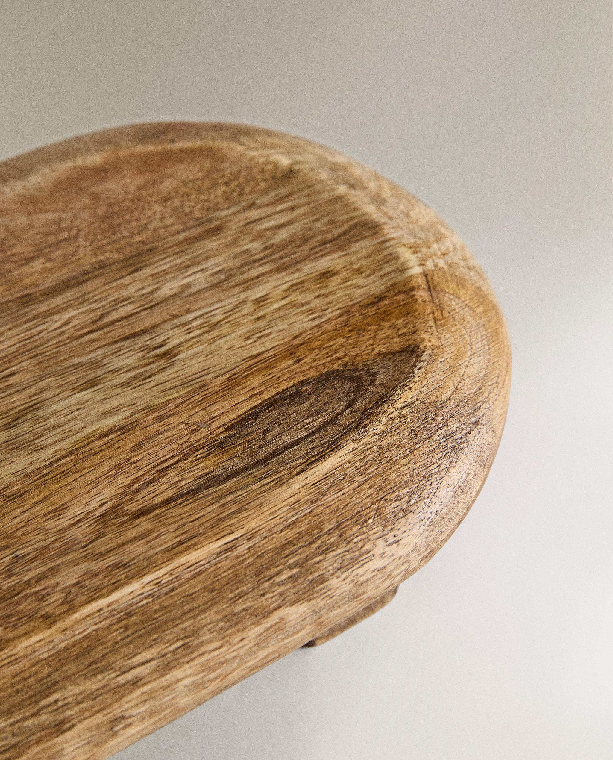 WOODEN CHOPPING BOARD WITH LEGS product thumbnail 3