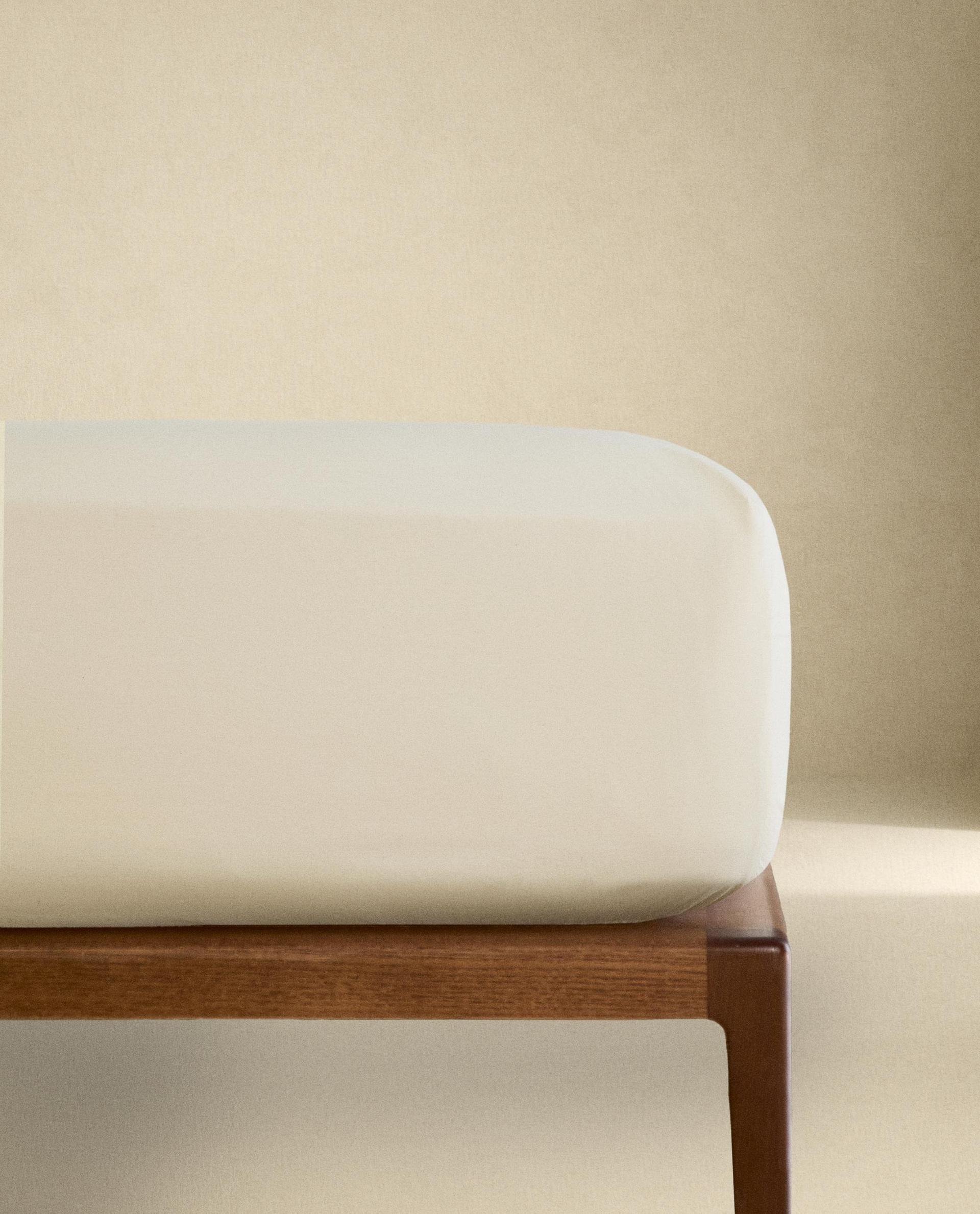 ПРОСТИРАДЛО НА РЕЗИНЦІ З БАВОВНЯНОГО ПЕРКАЛЮ З ВИШИВКОЮ (200 НИТОК) ПРОСТИРАДЛО НА РЕЗИНЦІ З БАВОВНЯНОГО ПЕРКАЛЮ З ВИШИВКОЮ (200 НИТОК)