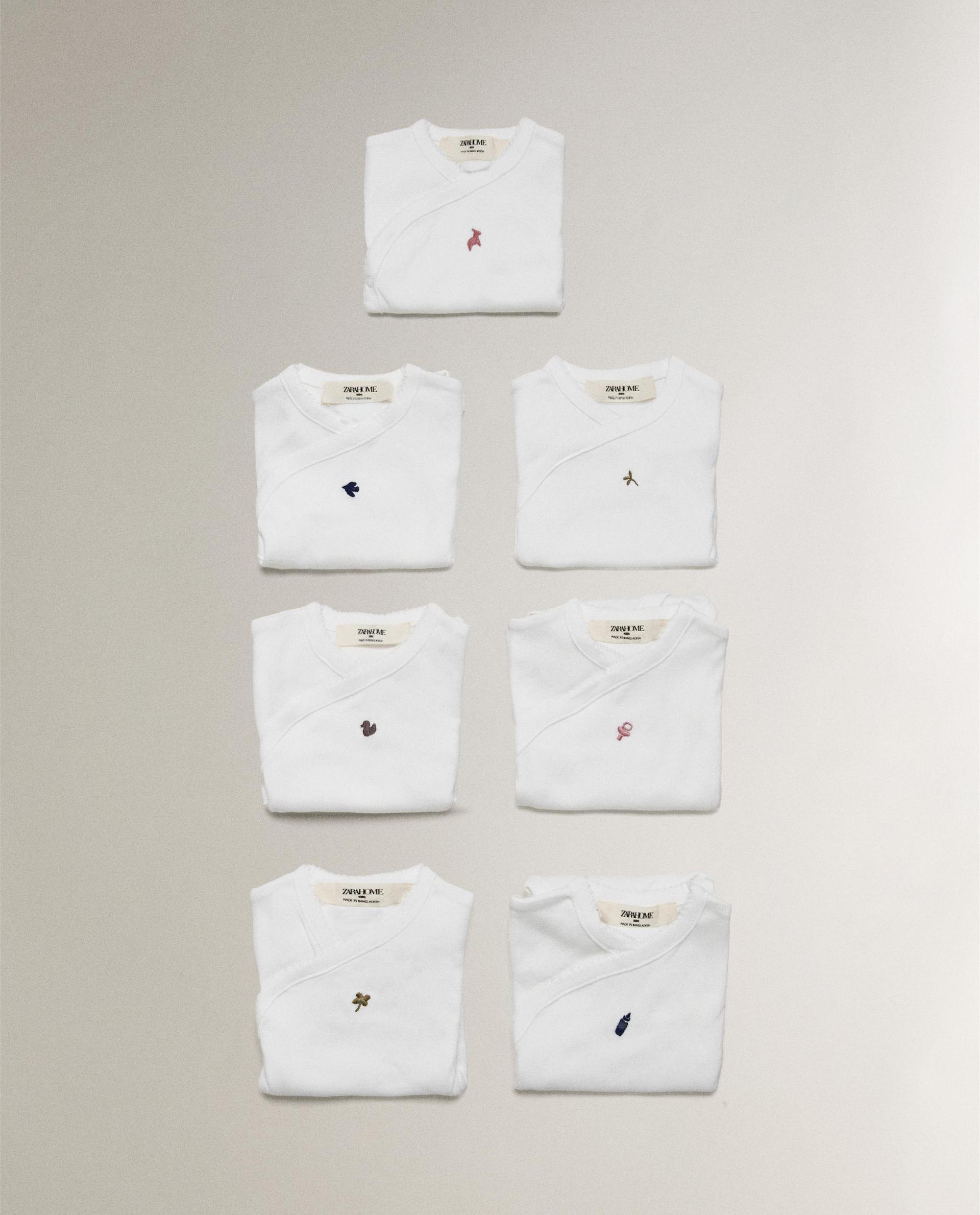 ENSEMBLE DE BODIES EN COTON BRODÉS (PACK DE 7) ENSEMBLE DE BODIES EN COTON BRODÉS (PACK DE 7)