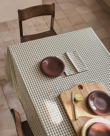 STOLNJAK SA KARIRANIM DEZENOM I ŠTEPOM