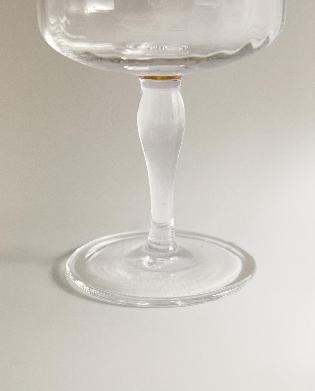 RAISED DESIGN WINE GLASS