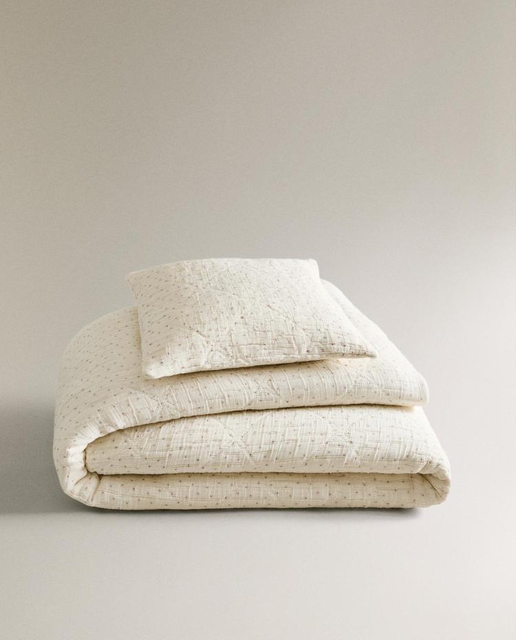 BLOMMIGT ÖVERKAST I MUSLIN FÖR BARNRUMMET