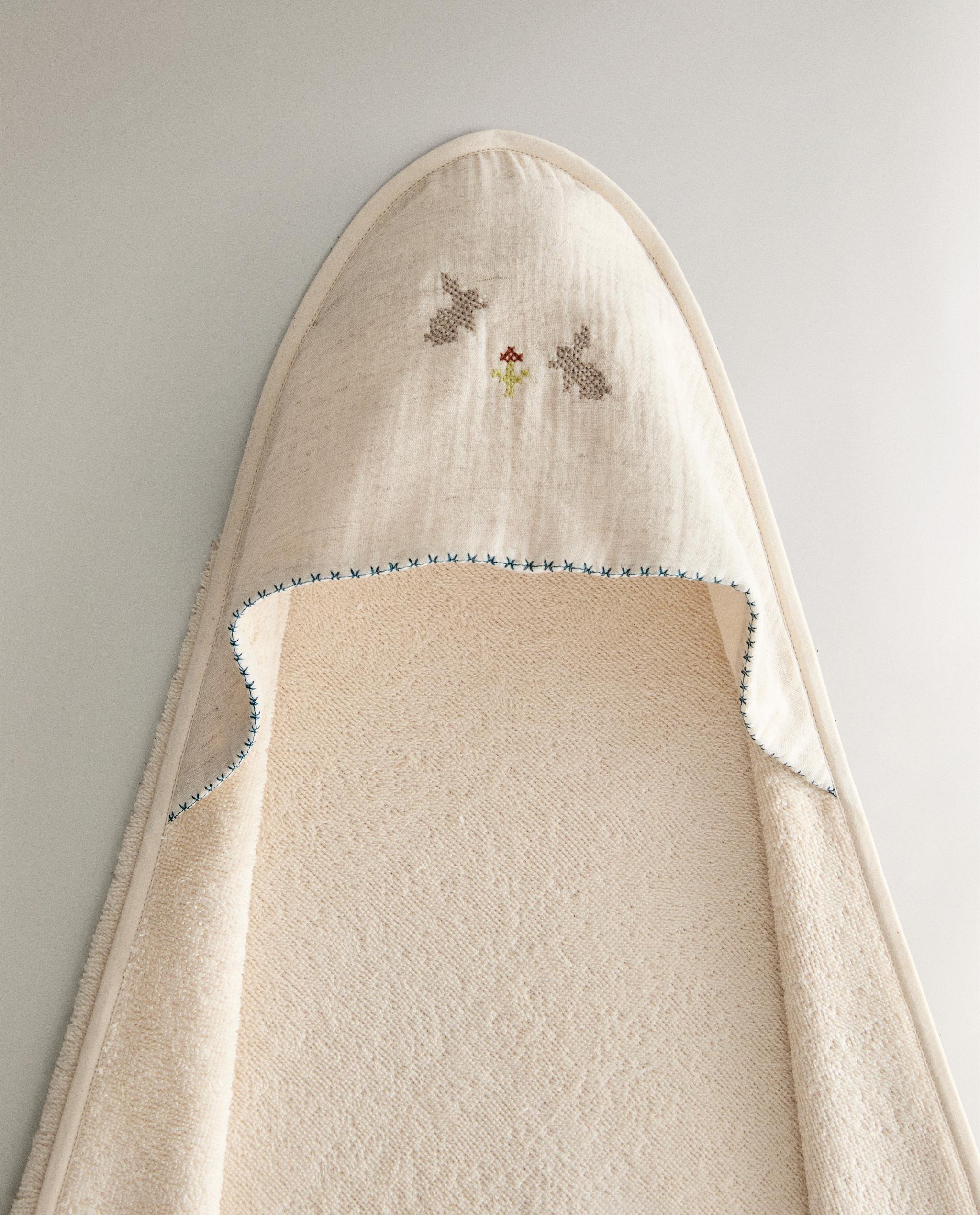 EMBROIDERED HOODED BABY TOWEL product thumbnail 3