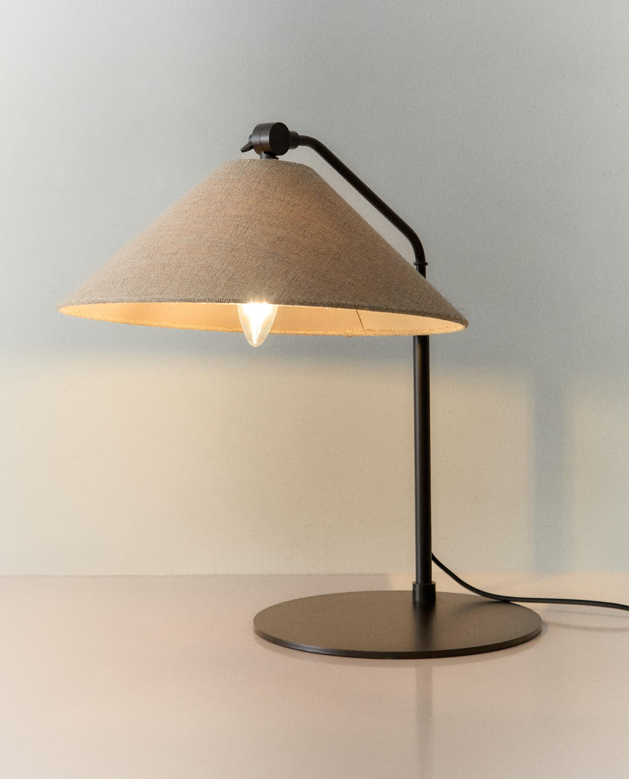 TABLE LAMP WITH METAL BASE