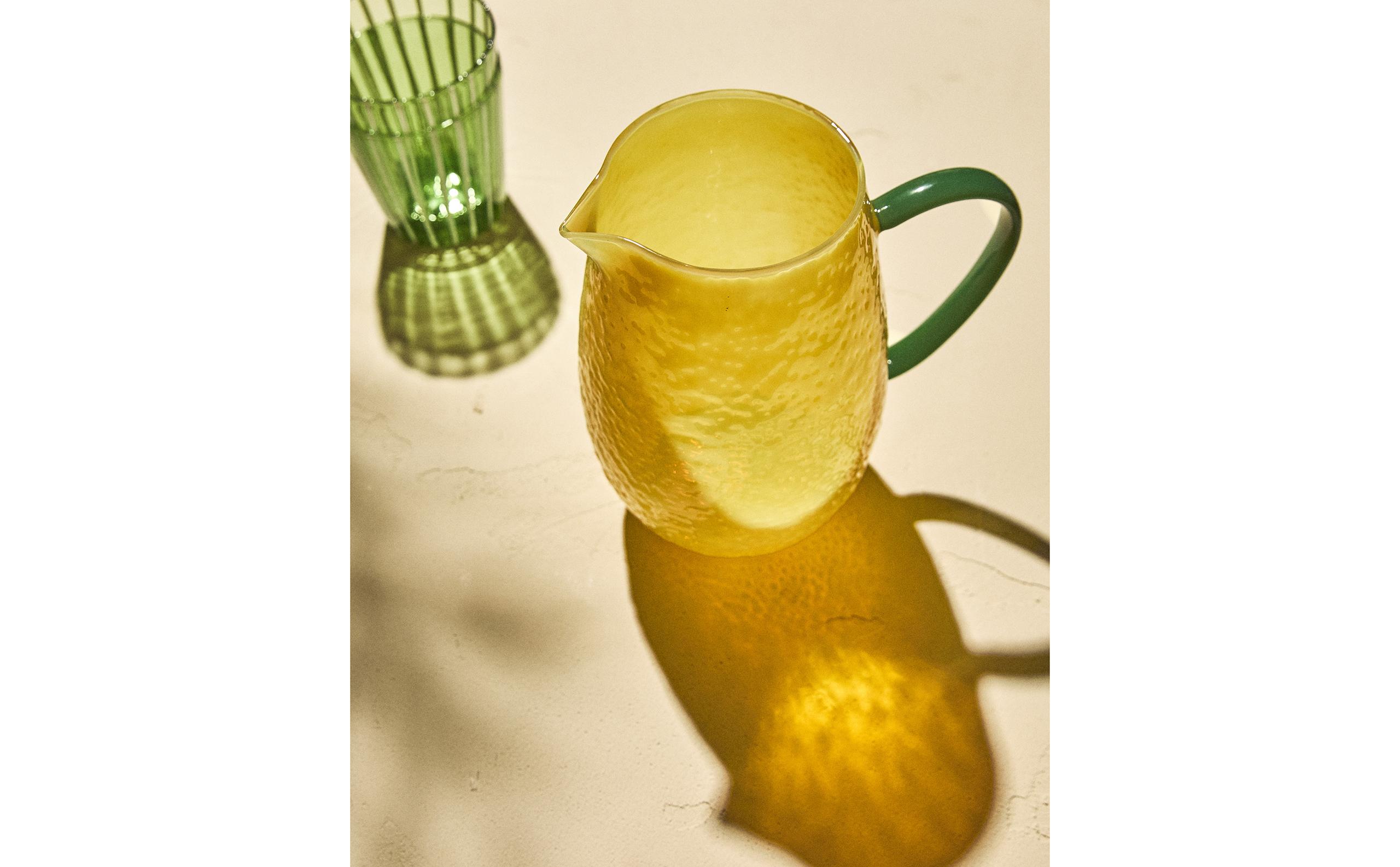 BOROSILICATE JUG WITH CONTRAST HANDLE