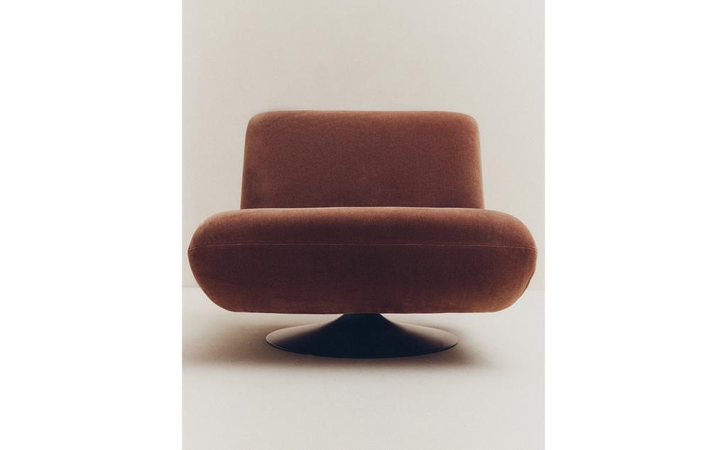 كرسي بذراعين مخملي دوار