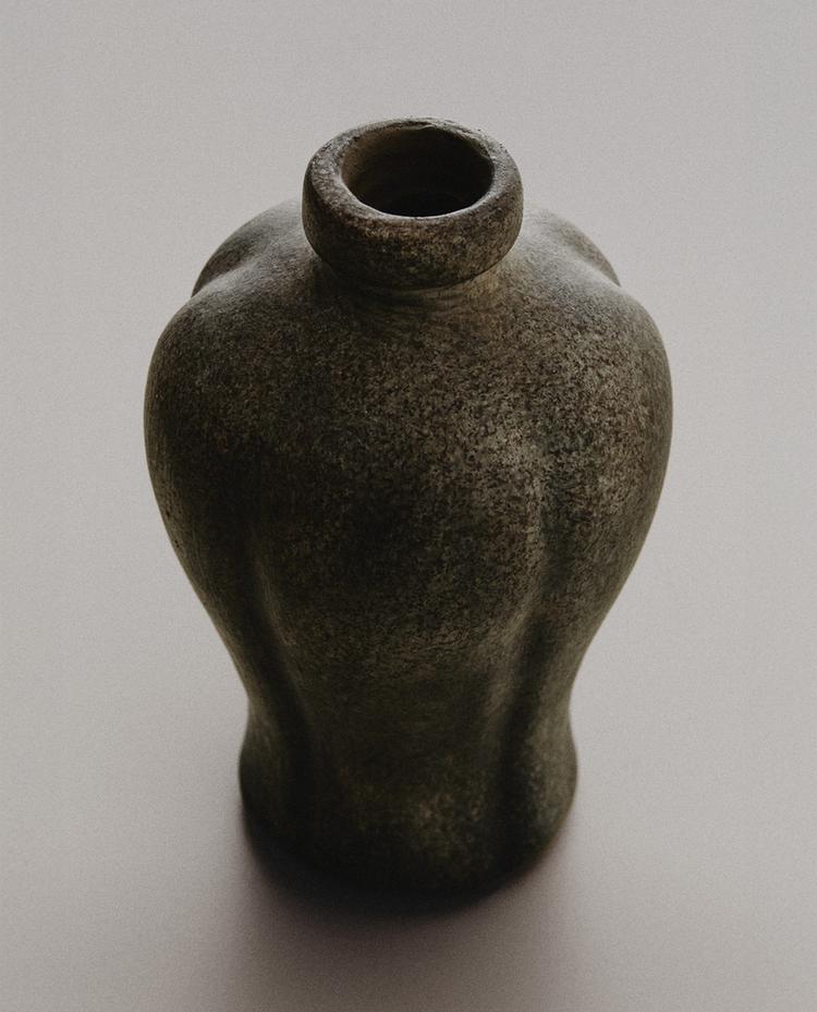 UNIFORM TERRACOTTA VASE