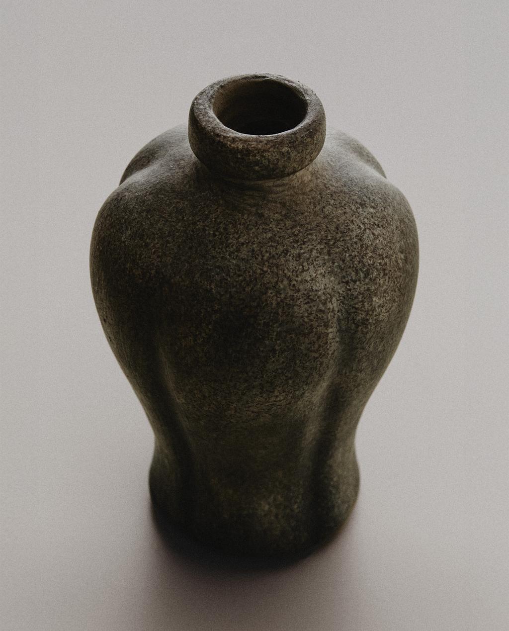UNIFORM TERRACOTTA VASE