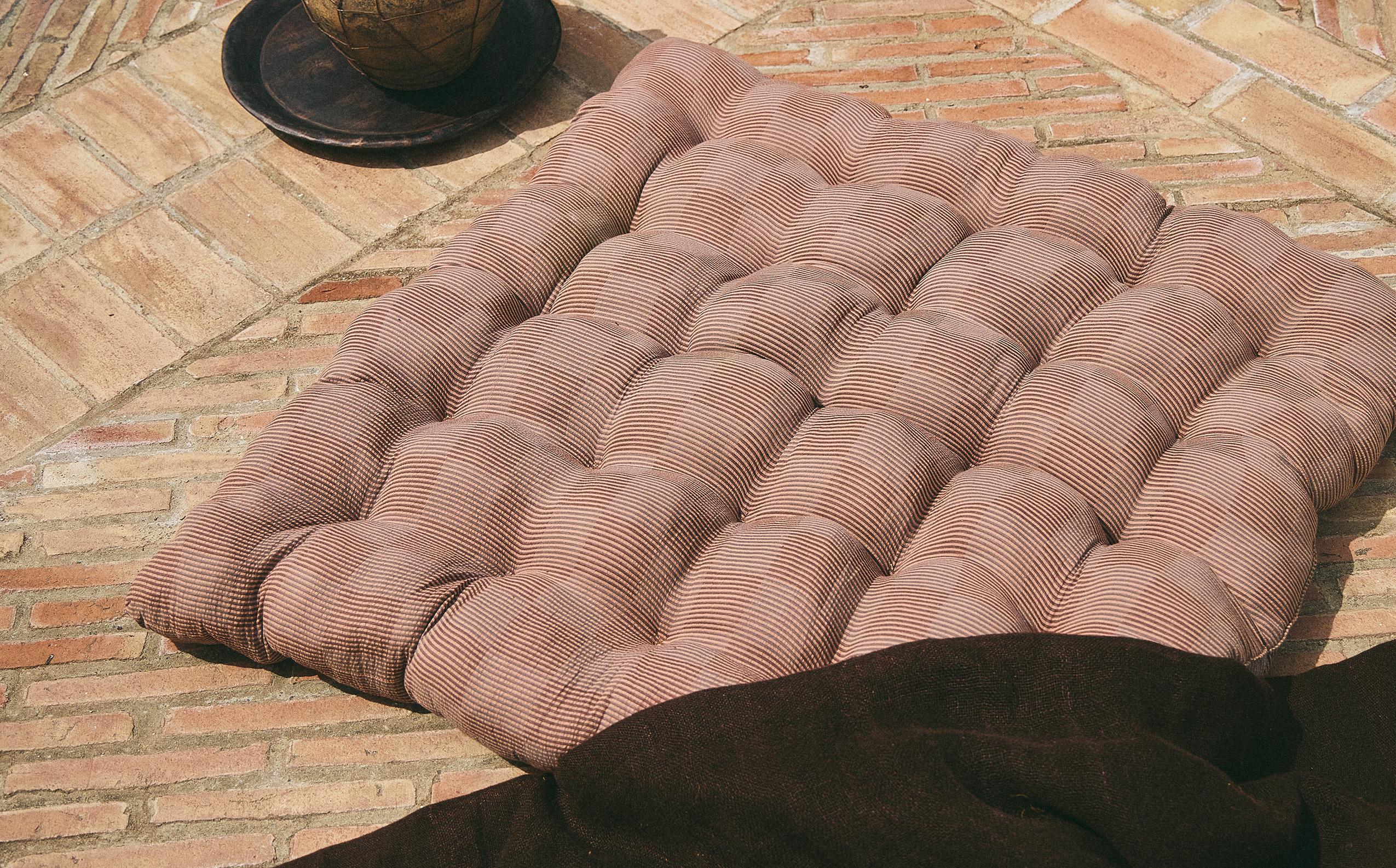 TOPSTITCHED COTTON FLOOR CUSHION