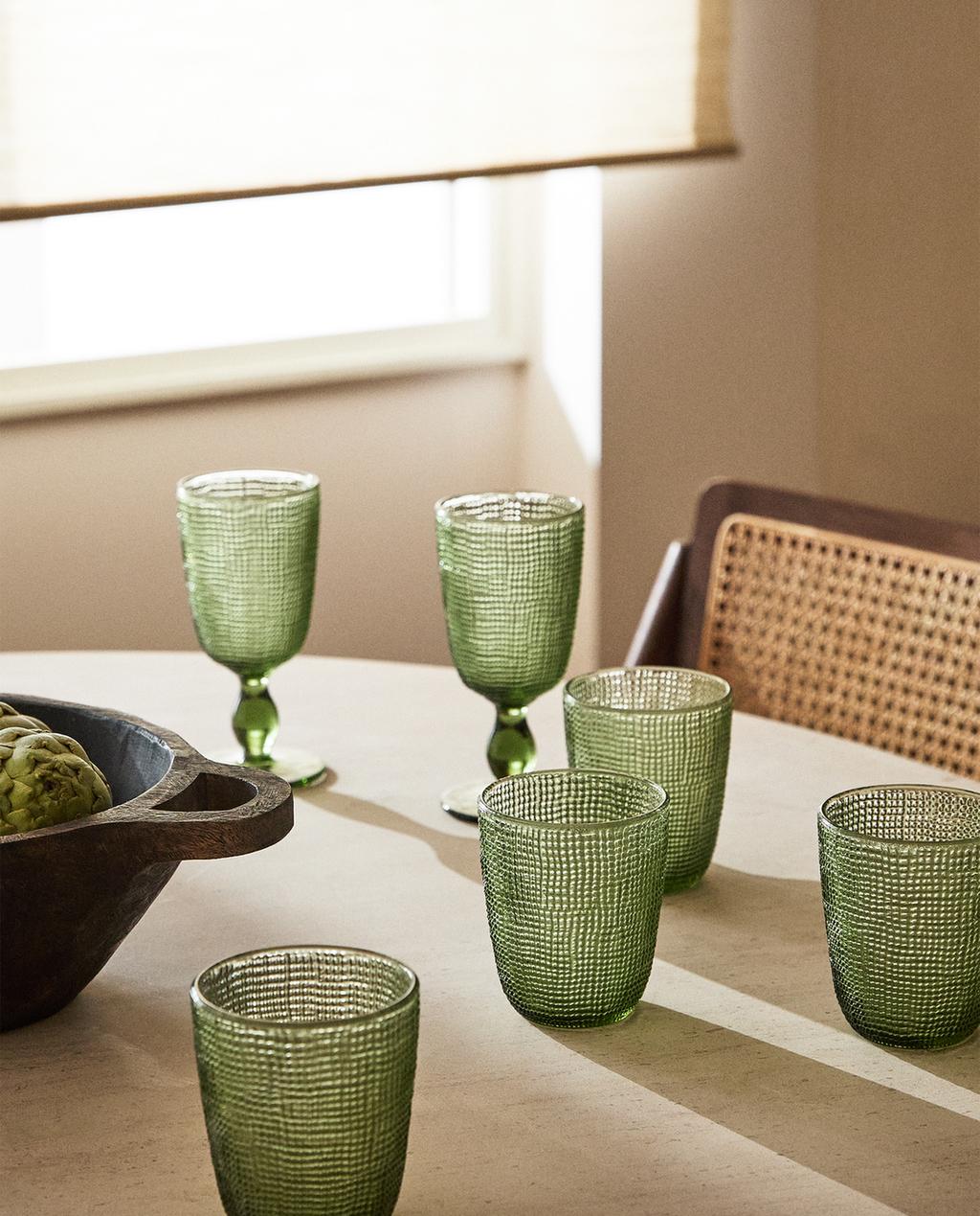 RAISED DESIGN GLASSWARE SET