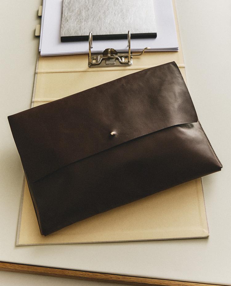 Sobre de piel y otros productos de Zara Home
