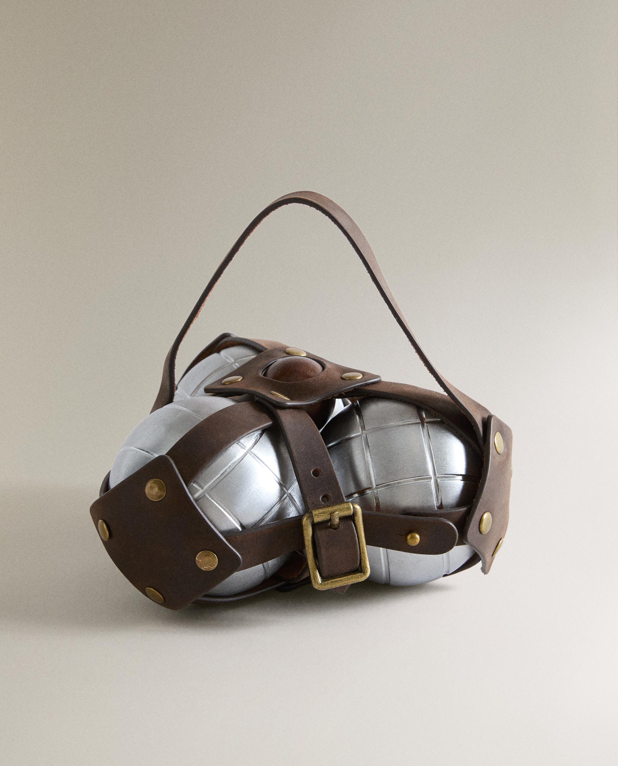 BOULES SET WITH LEATHER CASE