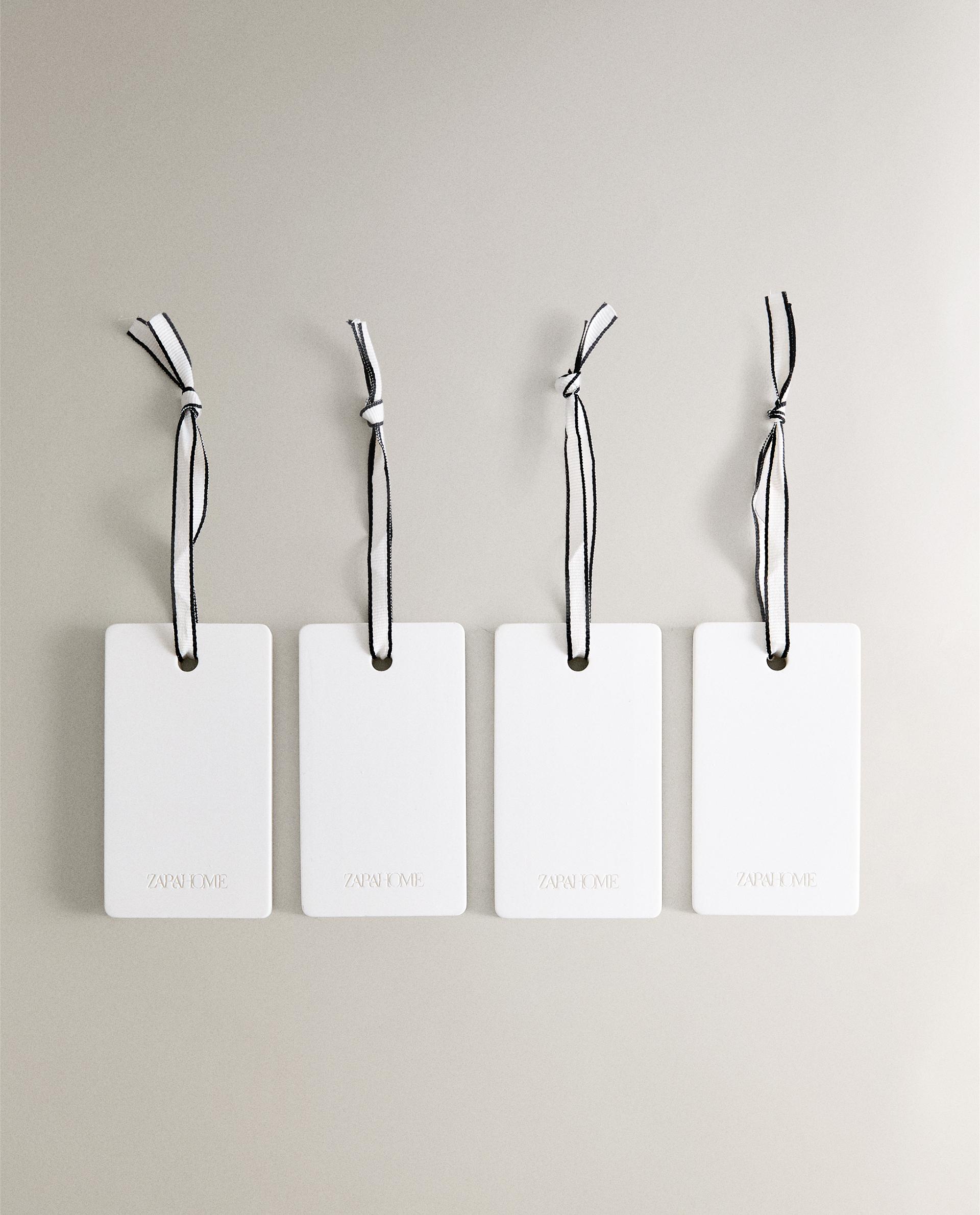 طقم ألواح معطرة لخزانة الملابس برائحة WHITE POWDERY (طقم من 4 قطع) طقم ألواح معطرة لخزانة الملابس برائحة WHITE POWDERY (طقم من 4 قطع)