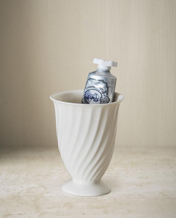 RAISED CERAMIC TOOTHBRUSH HOLDER RAISED CERAMIC TOOTHBRUSH HOLDER